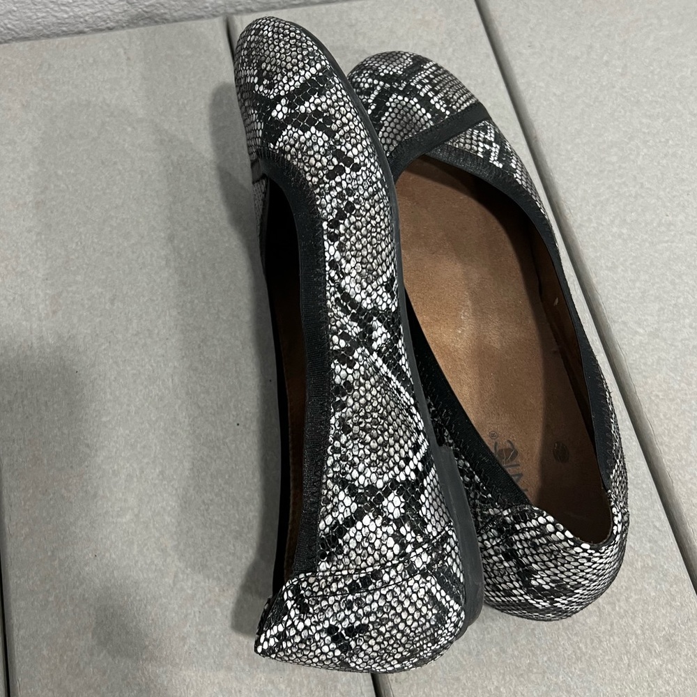 Vionic Flats Size 9 - Picture 4 of 7